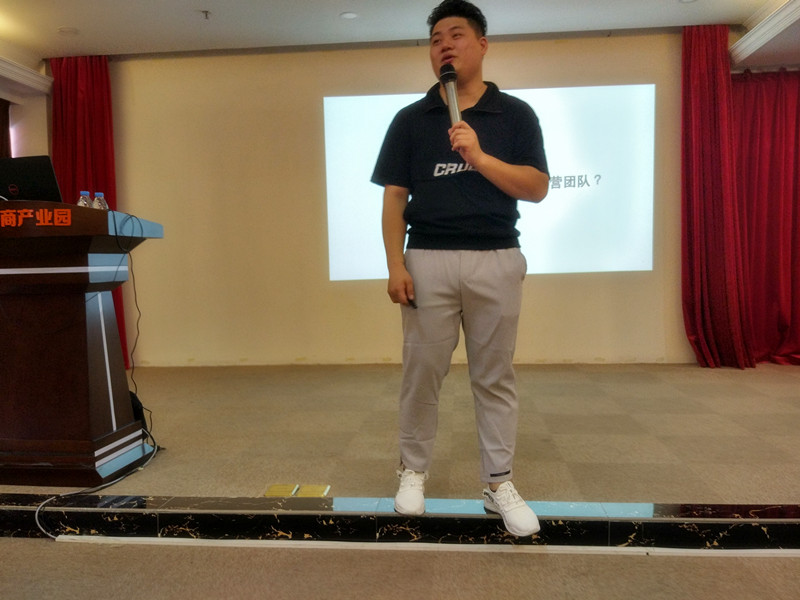 周末，貝朗鋼線成型機廠家員工與您相約聚大電商產業園