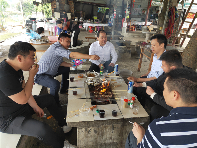貝朗鐵線折彎?rùn)C(jī)廠家相約戶(hù)外燒烤